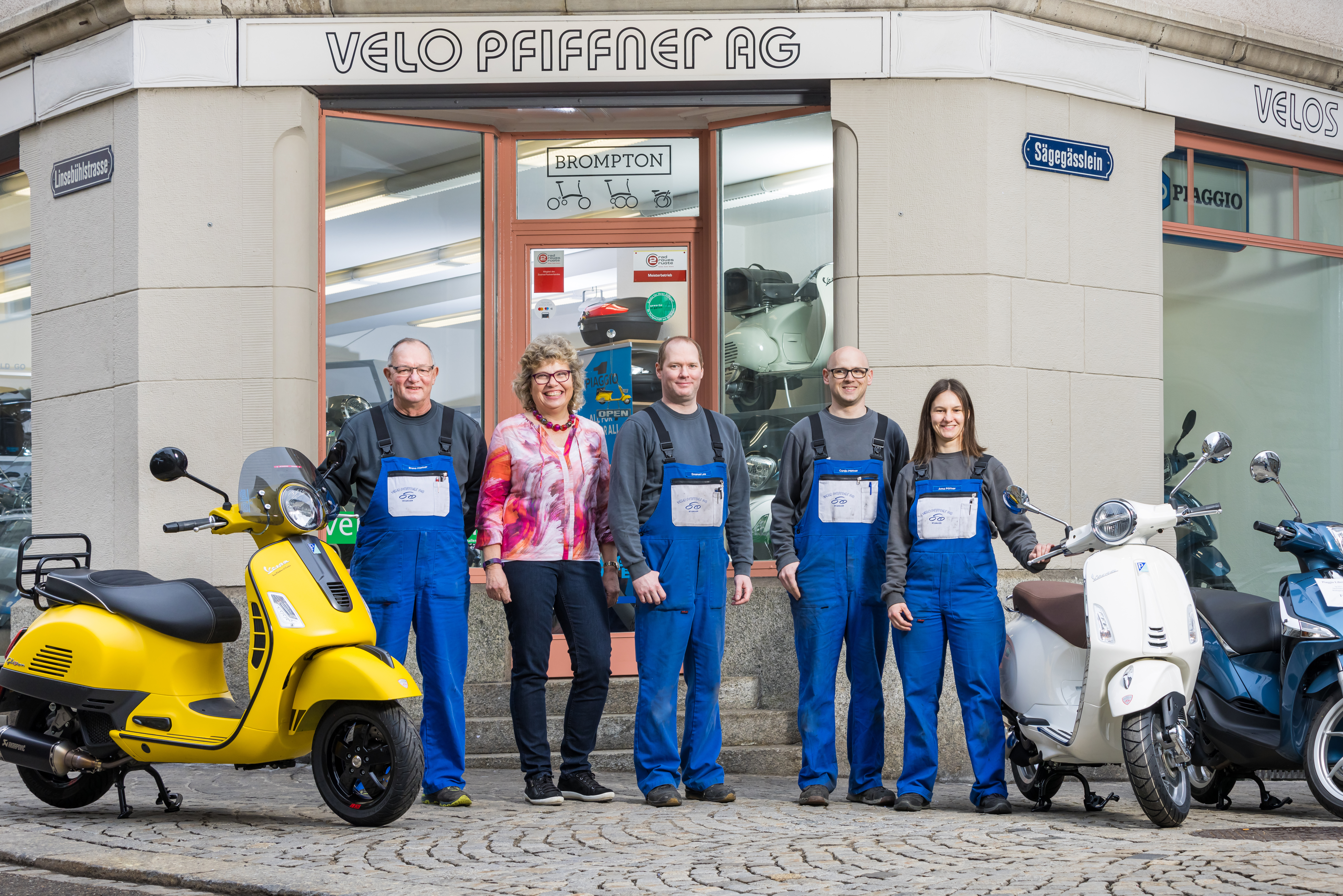 Das Velo Pfiffner Team vor dem Geschäft